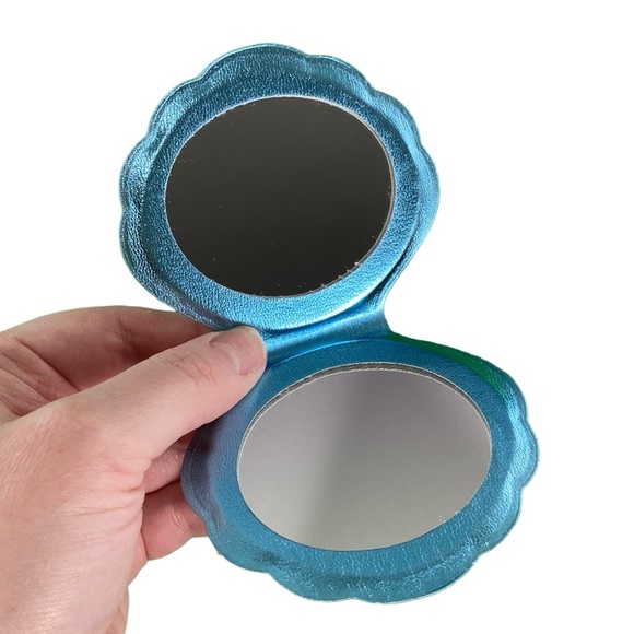 Blue Holographic Sea Shell Compact Mirror - Picture 8 of 16